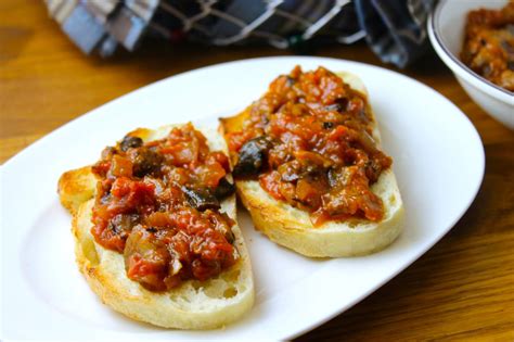 Antipasto de berenjenas con pan pita