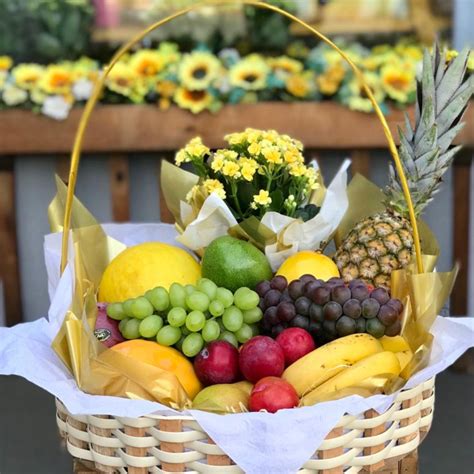 Cesta de frutas de primavera variadas