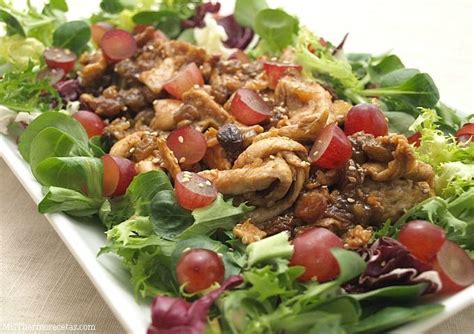 Ensalada templada con pollo y uvas