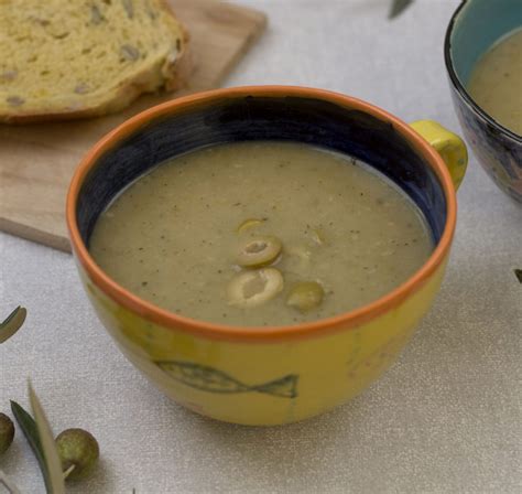 Sopa de aceitunas cremosa en un tazón