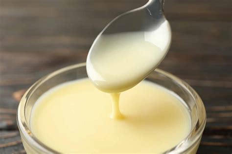 Crema de aceitunas con leche evaporada en un cuenco decorado
