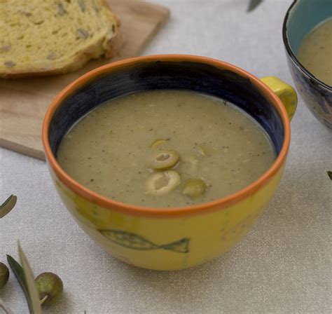 Sopa de aceitunas verdes y rábano blanco en un tazón de cerámica