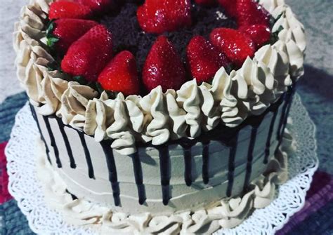 Torta con crema moka y frutillas decorada