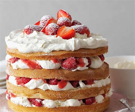 Sección de torta mostrando las capas de frutillas y crema