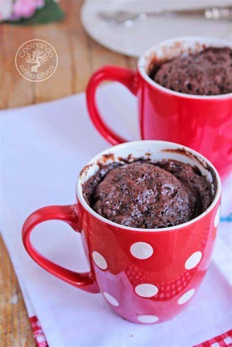 Bizcocho de chocolate a la taza recién hecho