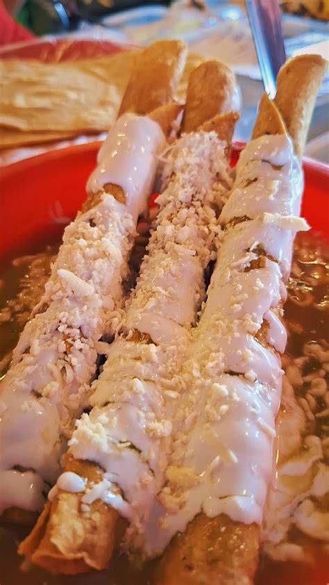 Variedad de quekas con queso y barbacoa