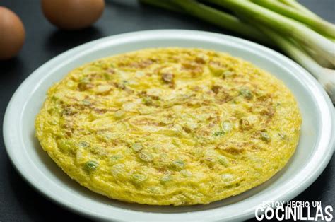 Tortilla de ajos tiernos en una sartén