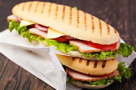 Variedad de sándwiches en diferentes panes