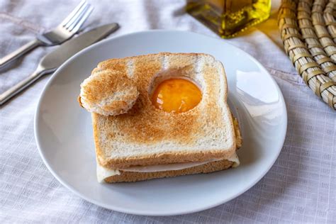 Sándwich de huevo frito con jamón y queso