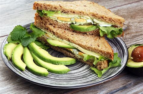 Sándwich de huevo duro y aguacate