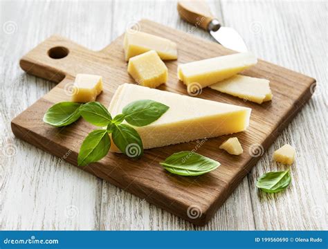 Apio fresco y queso parmesano en trozo
