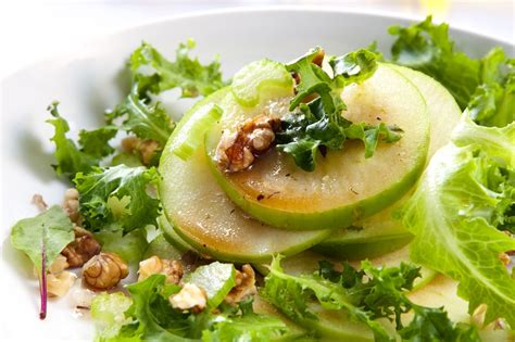 Ensalada de apio, manzana y queso parmesano con aderezo
