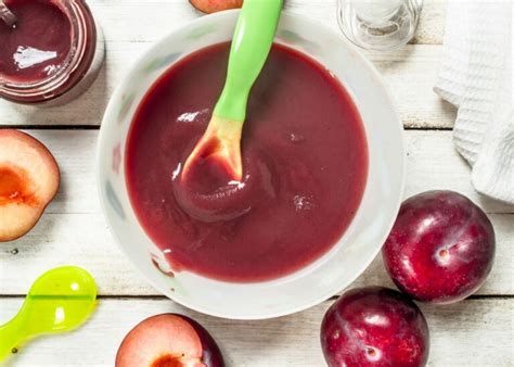 Proceso de cortar ciruelas para postres