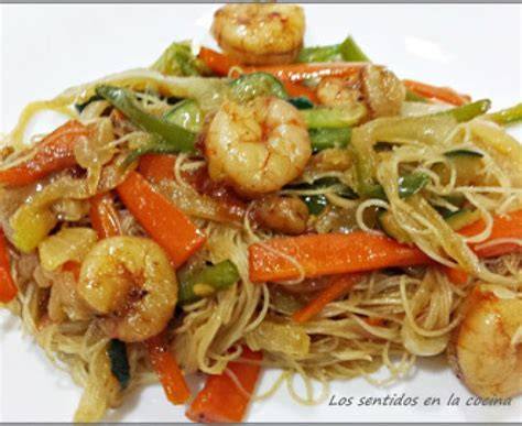 Sopa de fideos de arroz con camarones y verduras