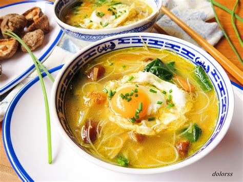 Ingredientes frescos para sopa de fideos de arroz