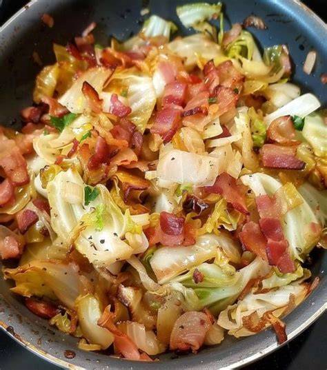 Plato de repollo frito con tocineta