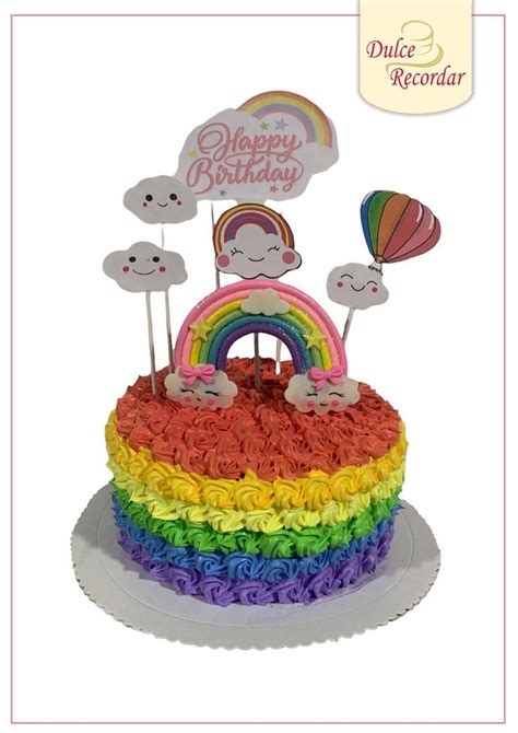 Torta de cumpleaños con temática de nubes y arcoíris