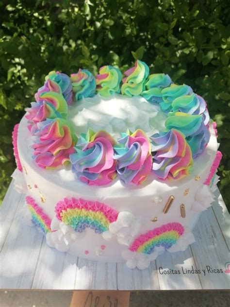 Torta con arcoíris de fondant