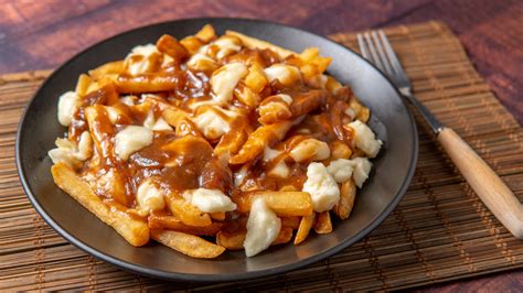 Poutine, plato típico de Quebec con papas fritas