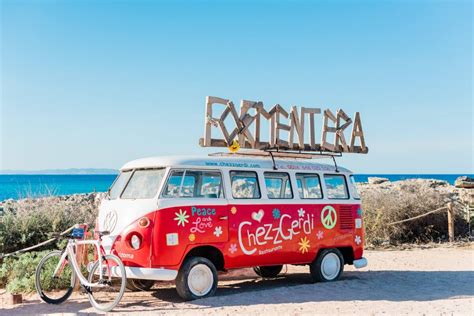 Vistas de Chezz Gerdi con la playa de fondo y la furgoneta Volkswagen T1