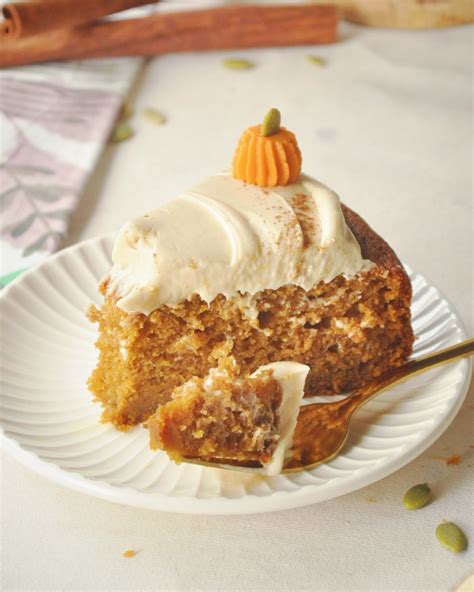 Tarta de calabaza decorada con frosting de queso crema