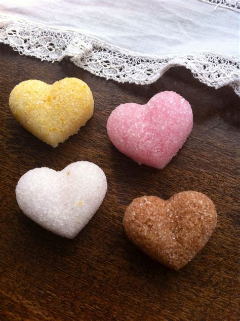 Variedad de corazones de azúcar comestibles en diferentes colores y tamaños