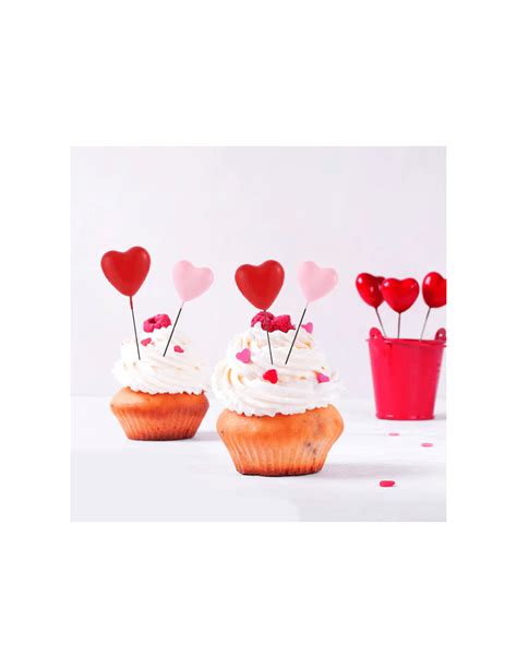 Tarta decorada con toppers de corazones rosas de diferentes tamaños