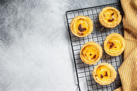 Primer plano de un Pastel de Nata recién horneado y relleno