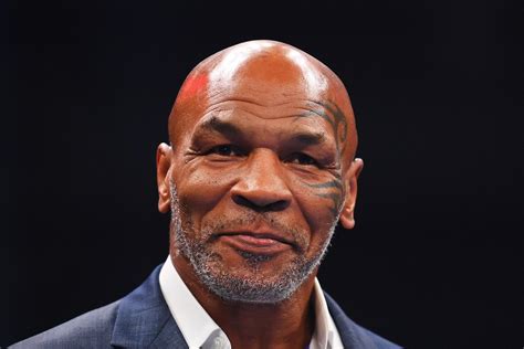 Mike Tyson soplando velas que se reencienden