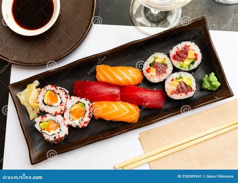 Plato variado de sushi con nigiris, makis y uramakis