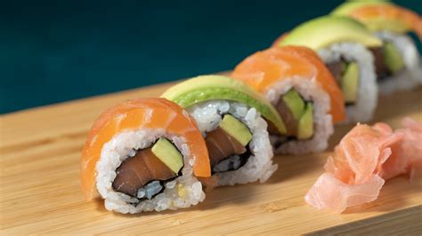 Maki de salmón y aguacate con salsa de soja