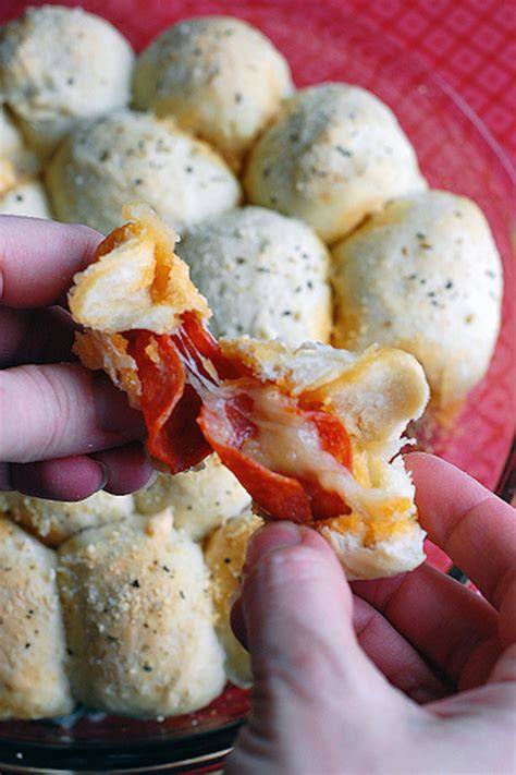 Proceso de relleno de bolitas de pizza