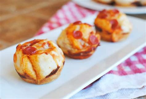 Bolitas de pizza doradas listas para servir