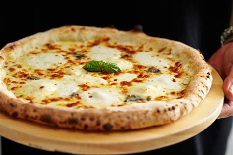 Pizza de cinco quesos con bordes dorados