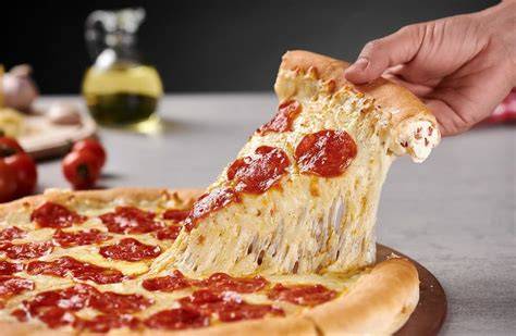 Pizza con bordes de queso y diferentes toppings