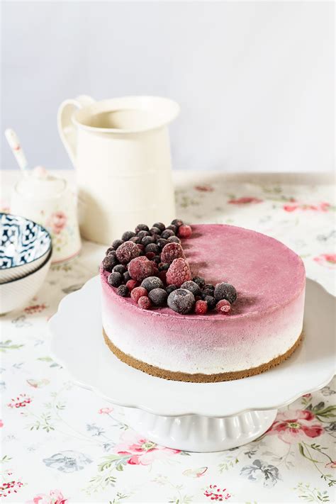 Tarta de yogur con frutas del bosque