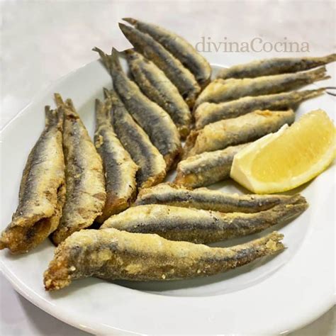 Surtido de pescados fritos españoles: boquerones, cazón y merluza