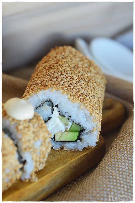Uramaki decorado con sésamo