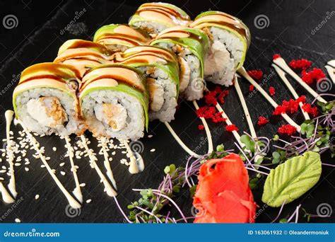 Sushi tempura con gambas y aguacate