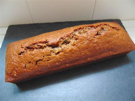 Bizcocho de dátiles y chocolate recién horneado