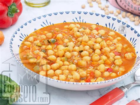 Guiso de garbanzos listo para servir