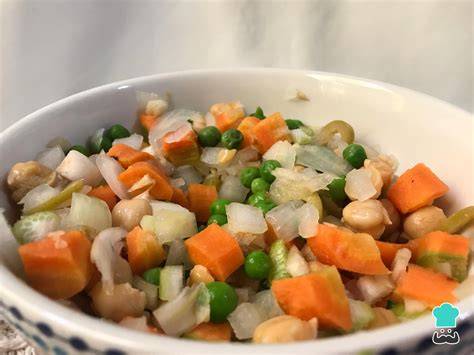 Ensalada de garbanzos con caballa y vegetales