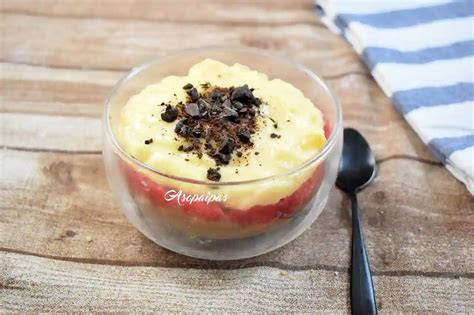 Postre Zuppa Inglese con capas de bizcocho y crema