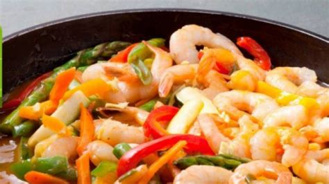 Ingredientes frescos para salteado de verduras y camarones