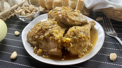 Plato de pollo en pepitoria tradicional
