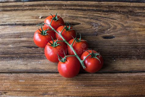 tomates frescos en una mesa rústica