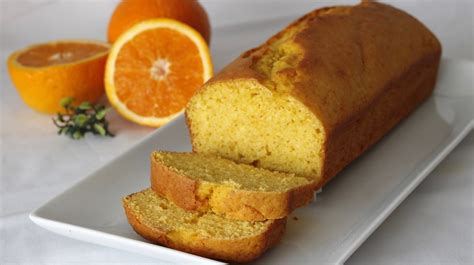 Bizcocho de naranja cortado mostrando su esponjosidad