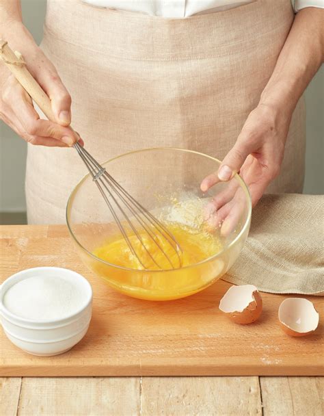 Mezcla de huevos y azúcar batiéndose hasta doblar su volumen