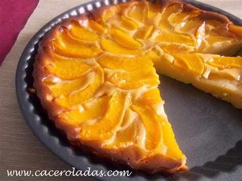 Tarta de melocotón terminada y decorada con rodajas de fruta