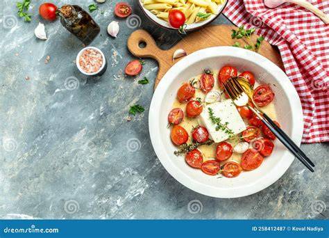 Tomates cereza, ajo y atún preparados para cocinar